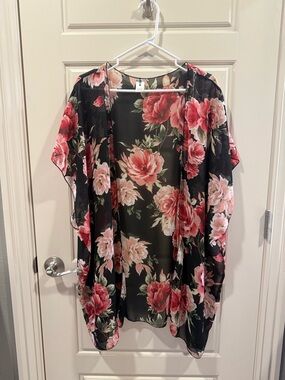 EUC Color Swatch Black Floral Kimono Beach Cover Up 🌈